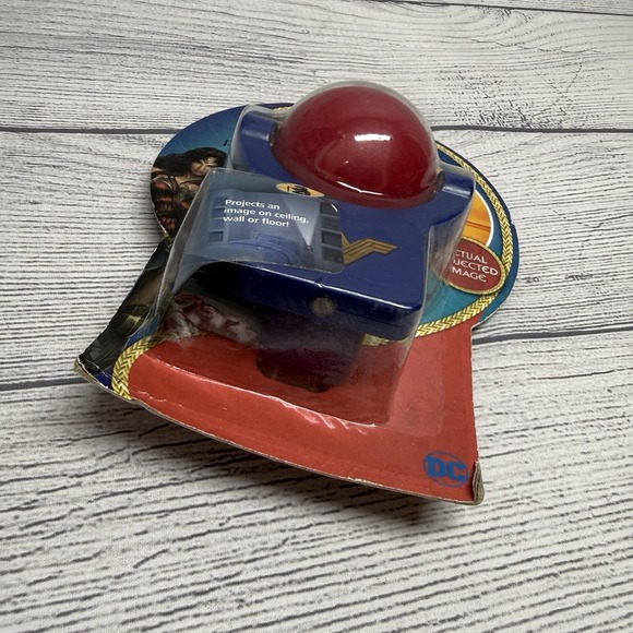 Projectables DC Comics Wonder Woman Multicolor LED Auto On/Off Night Light - Picture 2 of 5